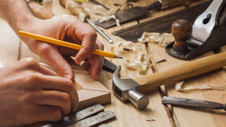 Formazione professionale in Svizzera: i giovani scelgono mestieri “A prova di IA”