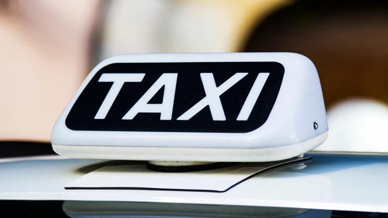 Addio a tachigrafi e permessi speciali: verso una nuova era per taxi e conducenti professionisti