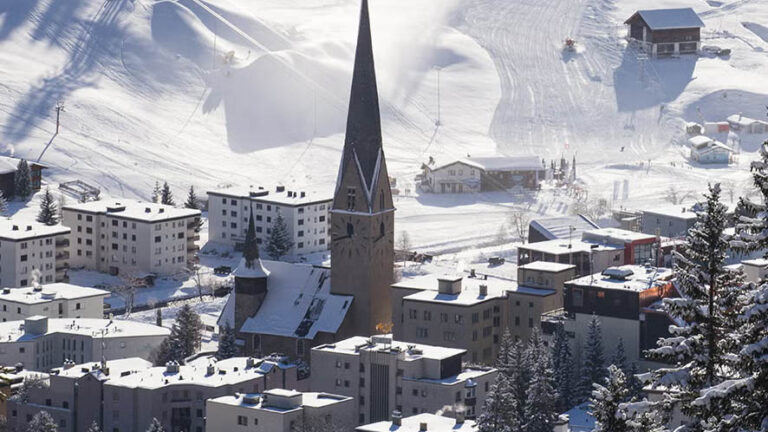 Perché i leader mondiali si riuniscono tra le nevi in Svizzera?