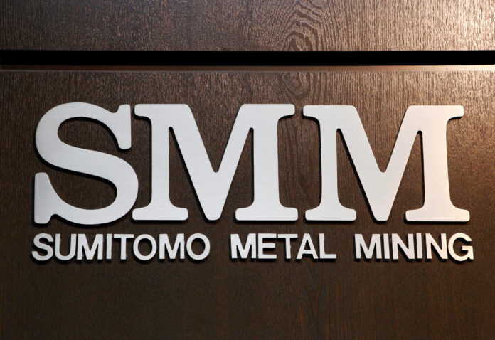 FILE PHOTO: Logo of Sumitomo Metal Mining Co is pictured at the company's headquarters in Tokyo L’IA rivoluziona il settore minerario: efficienza mai vista nel pre-trattamento