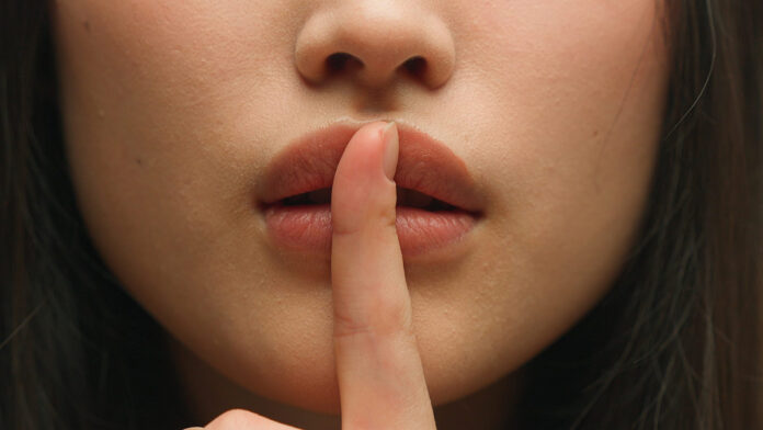 Perché tenere un segreto ci logora? La scienza spiega il “circolo vizioso” mentale