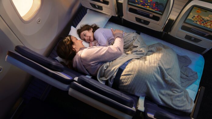 United+Airlines_787-9+Elevated+Relax+Row_March+2026_Hero Addio sedili scomodi: United Airlines trasforma l’economy in un letto (dal 2027)