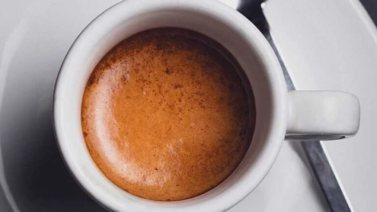 Caffè e tè contro la demenza: quante tazze servono per proteggere il cervello?