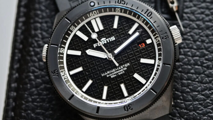 Fortis Marinemaster M-44: l’oscurità incontra l’avventura