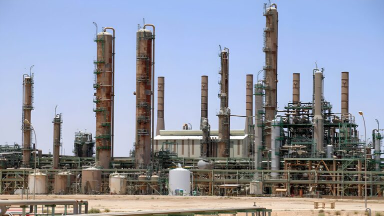 L’oro nero del deserto: i giganti che muovono l’energia mondiale