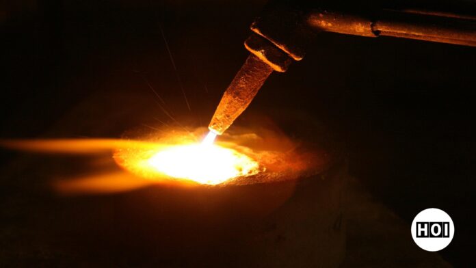 Oro e argento sotto pressione: guerra, tassi elevati e dollaro forte frenano i beni rifugio