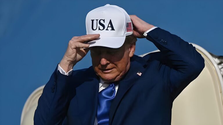 Donald Trump, da MAGA a USA: i cappelli “parlanti” del Presidente