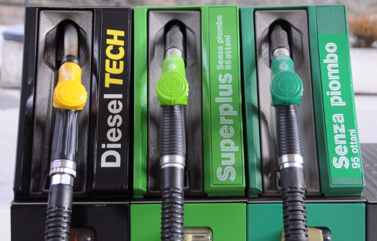Approvvigionamento in Svizzera: il 70% della benzina arriva dall’UE