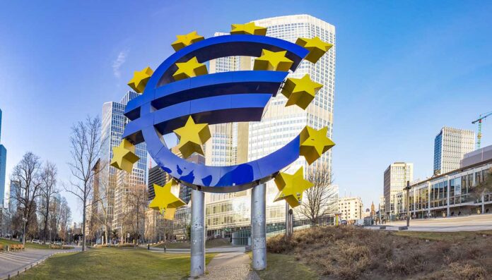 euro symbol stands in front of the old european central bank Allarme BCE: “Restrizioni cinesi all’export di terre rare pesano su produzione e inflazione”