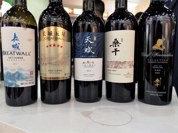 Pechino vieta l’alcol negli eventi ufficiali e scuote il mercato mondiale del vino