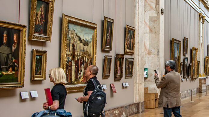 louvre Il Louvre aumenta i biglietti: stangata per i turisti extra-UE