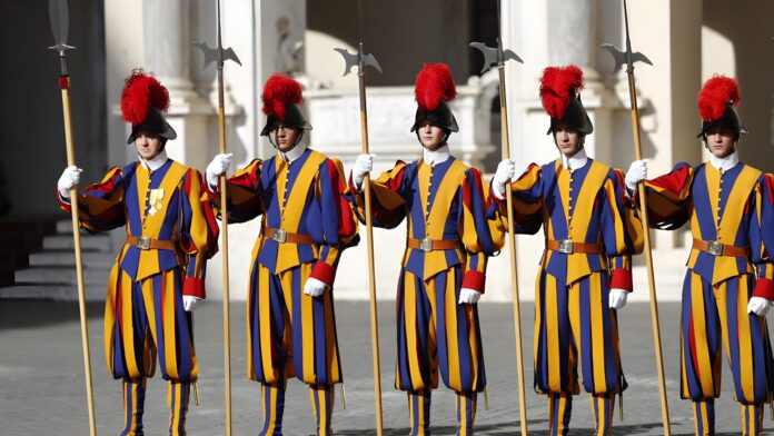 Tra le 28 Guardie Svizzere giurano anche due ticinesi: un onore «per il Vicario di Cristo»