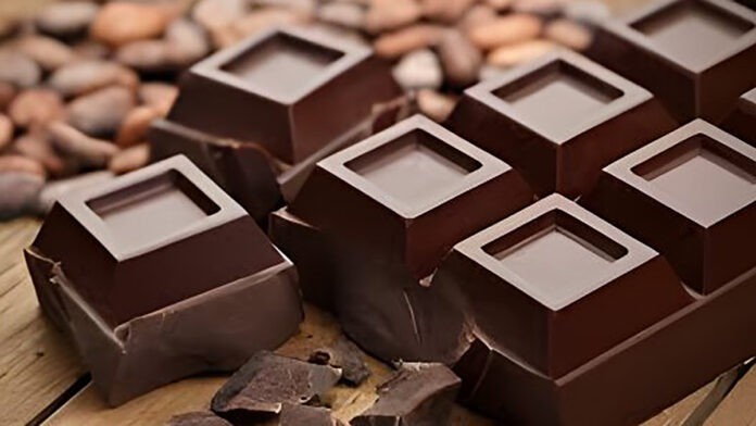 Cioccolato fondente: “L’abitudine serale golosa che stimola la melatonina”