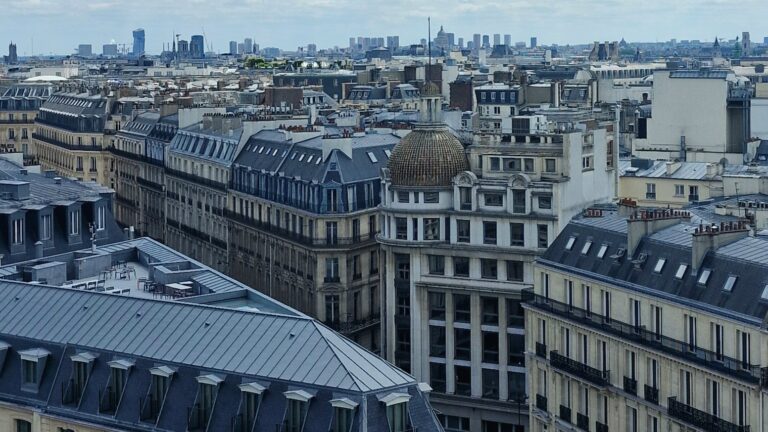 Caldo estremo, blackout in Francia e allarme sanitario: i rischi per la salute e l’impatto economico