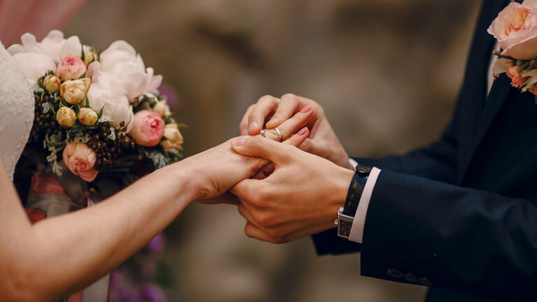 Matrimoni fittizi e cittadinanza UE: controlli retroattivi legittimi