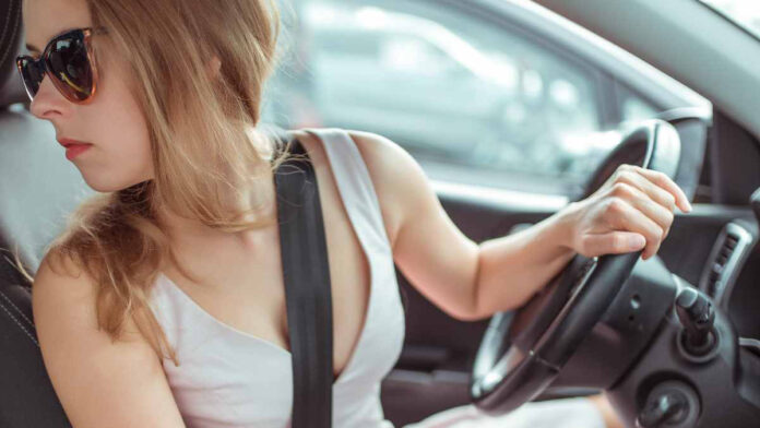 retromarcia Perché abbassiamo la radio per parcheggiare?