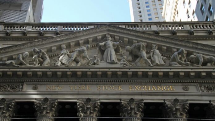Borse europee chiuse in rialzo, Wall Street indecisa: Apple pesa sul tech, Stellantis corre negli USA