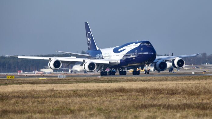Photo courtesy: Lufthansa press. Ankunft in Frankfurt a.M. der 747-800, D-ABYN in 100 Jahre Lufthansa Anniversary Livery Description Photo courtesy: Lufthansa press. Ankunft in Frankfurt a.M. der 747-800, D-ABYN in 100 Jahre Lufthansa Anniversary Livery