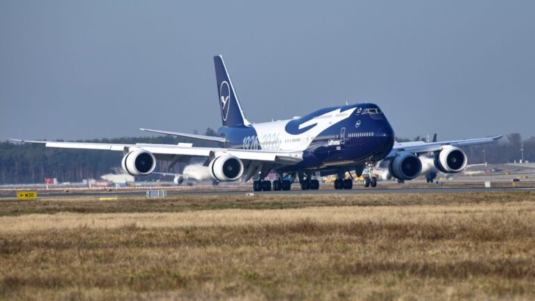 Description Photo courtesy: Lufthansa press. Ankunft in Frankfurt a.M. der 747-800, D-ABYN in 100 Jahre Lufthansa Anniversary Livery