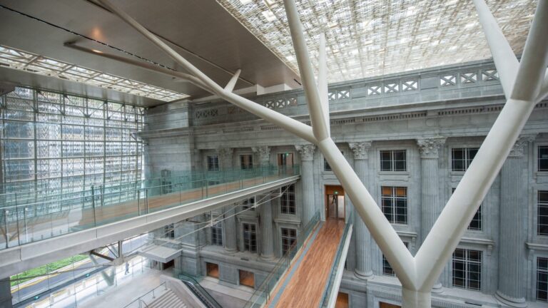 Photo courtesy: National Gallery Singapore (Atrium) Media center, https://www.nationalgallery.sg/content/dam/media-centre/assets/building-spaces/National-Gallery-Singapore_Atrium.jpg