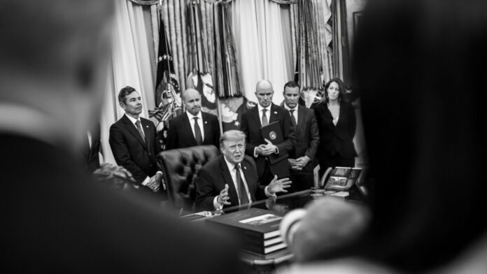 President Donald J. Trump signs executive orders alongside members of the Utah congressional delegation in the Oval Office Forced labor, gli Usa varano dazi dal 10% al 12,5% su 59 Paesi e Ue