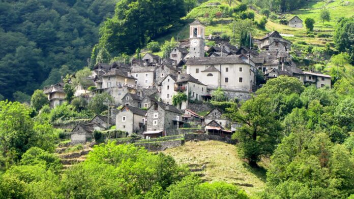Corippo: il fascino senza tempo del piccolissimo borgo alpino
