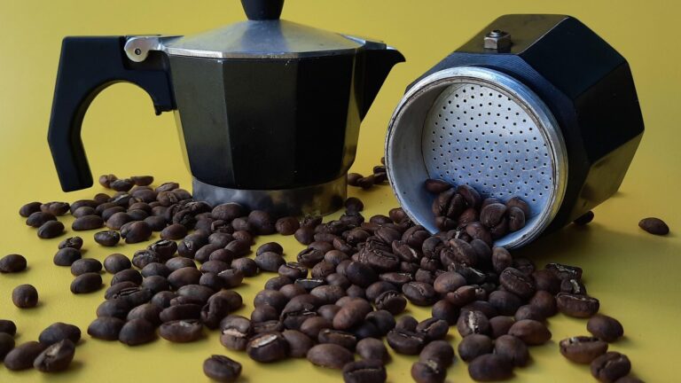 Meno capsule da caffè, tornano di moda i chicchi: la svolta del mercato