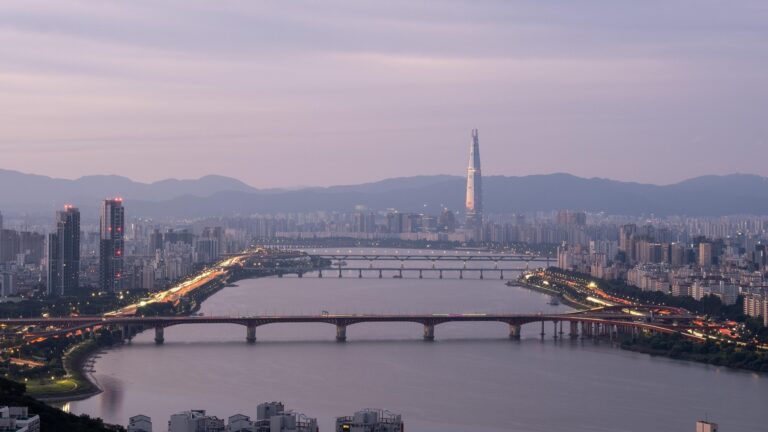 Borse asiatiche e sicurezza AI: rally in Corea del Sud, incidente Claude per Anthropic