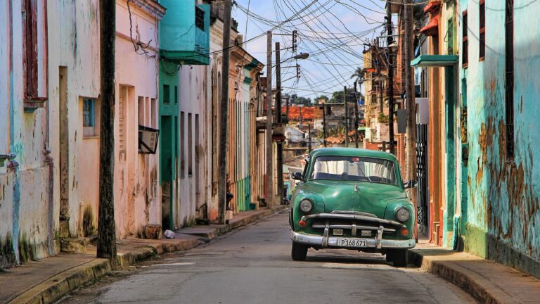 Il colosso militare che controlla l’economia di Cuba tra turismo e finanza