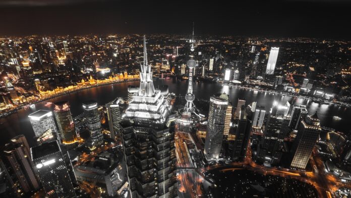 Night, City, Shanghai image. Free for use. Leslin_liu-night-4694750_1920 Mercati: Asia chiude in rialzo, Europa cauta; commodity in flessione e futures USA misti
