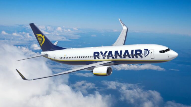 Ryanair in affanno, ma le ferie decollano: l’estate europea resiste a costi alti e timori di rallentamenti