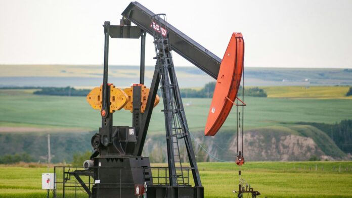 Photo courtesy: Unsplash. Central Alberta, Canada, oil. Petrolio: domanda in frenata ma l’offerta resta insufficiente. Le tensioni belliche mantengono il mercato in deficit