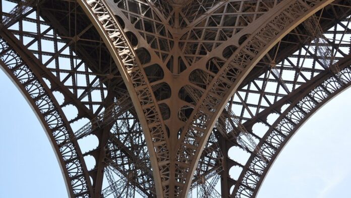 iha76-eiffel-tower-519125_1920 La Torre Eiffel si allunga: la materia si piega al calore