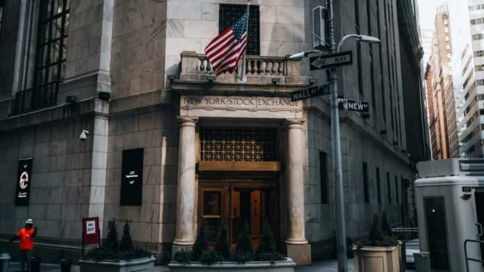 NYSE, il 6 dicembre 2024, photo courtesy, license: Unsplash (istvan-szitas-5u3oyvgCmGo-unsplash) Wall Street in equilibrio: Cpi al 3,4% e Opec taglia la domanda petrolifera 2026