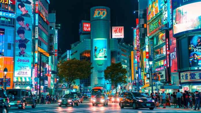 Photo courtesy, license: Unsplash (jezael-melgoza-alY6_OpdwRQ-unsplash) Giappone, svolta sull’immigrazione: Tokyo valuta un tetto ai residenti stranieri mentre i flussi toccano nuovi record Photo courtesy, license: Unsplash (jezael-melgoza-alY6_OpdwRQ-unsplash)