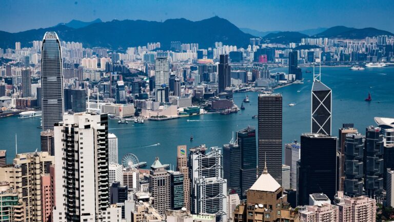 Borse oggi: Asia in salita e avvio cauto per Europa nella settimana di Ferragosto. Hong kong view, photo courtesy, license: Pixabay.com