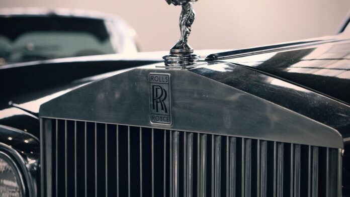 La vettura da record: Rolls-Royce Droptail domina il 2026