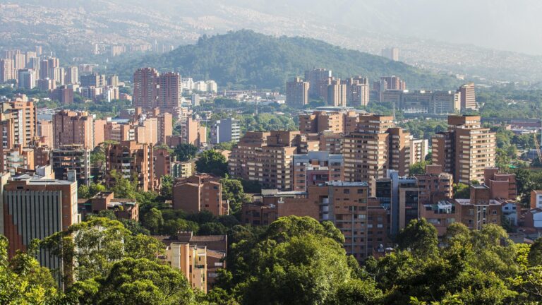 Wall Street chiude debole, il greggio vola per i timori su Hormuz; terremoto in Colombia, stato di emergenza. Photo courtesy: Pixabay.com